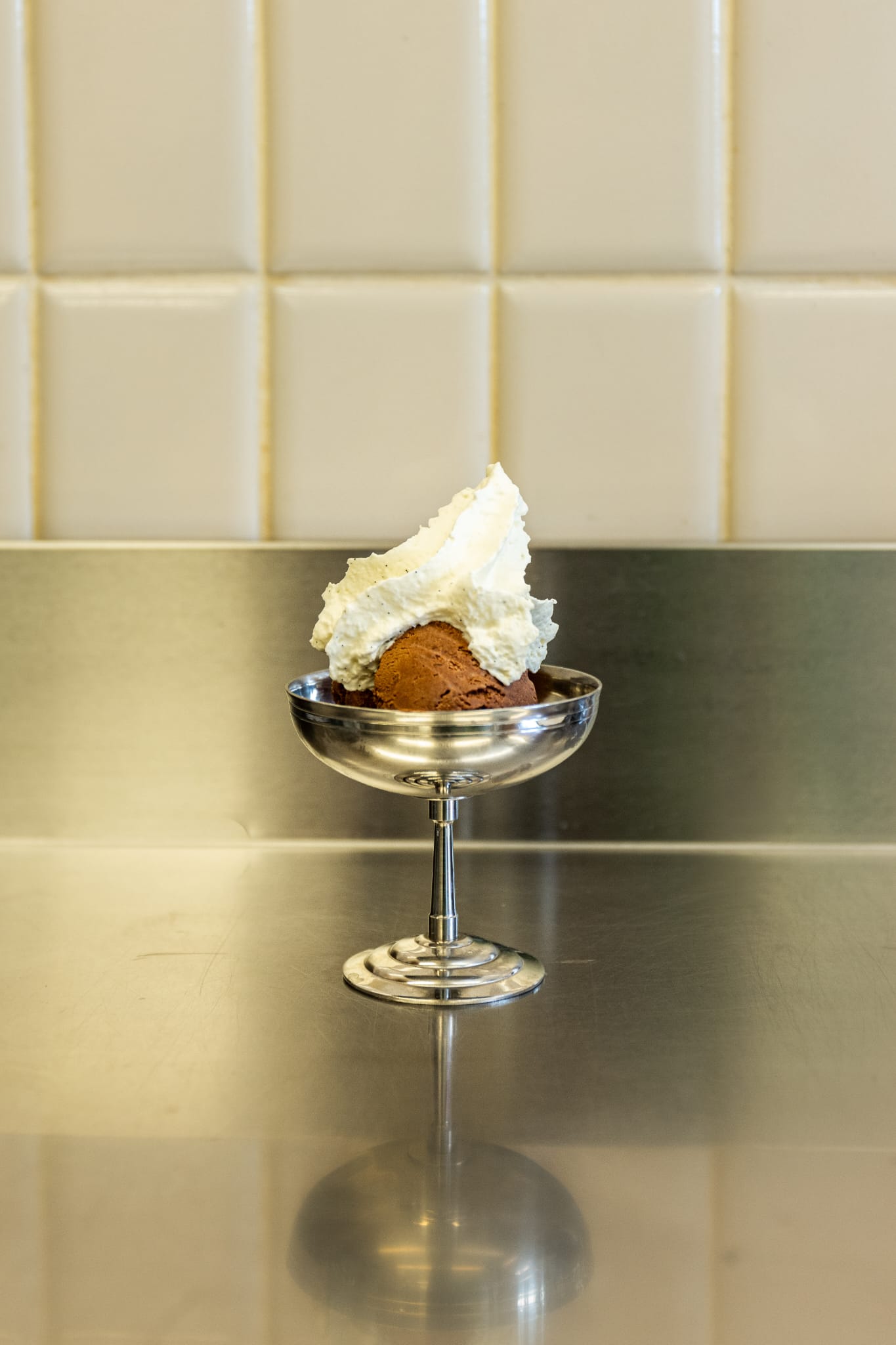Coupe argentée garnie de glace au chocolat artisanal Seeds et chantilly vanille
