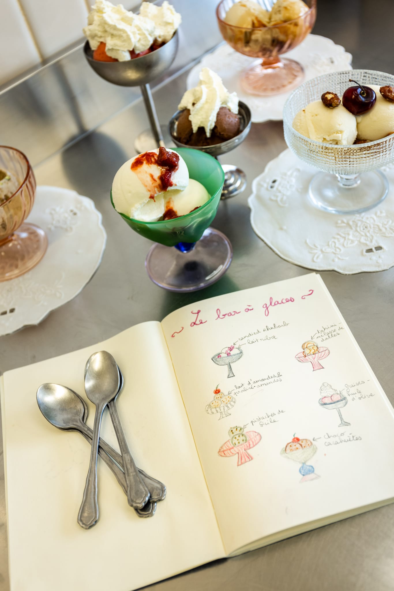 Carnet illustré « Le bar à glaces » avec croquis aquarelle des parfums Seeds